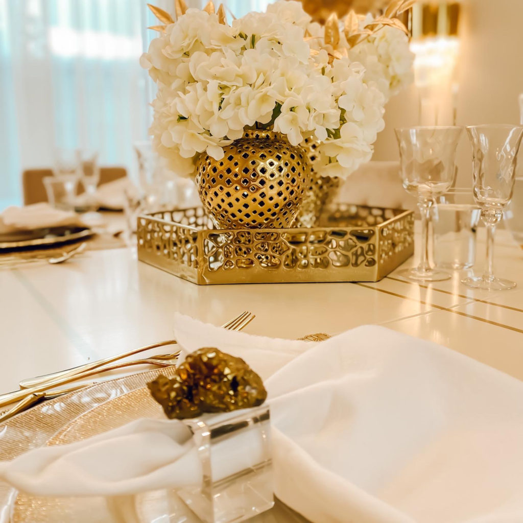 A GOLD, RICH AND LUXURIOUS TABLESCAPE