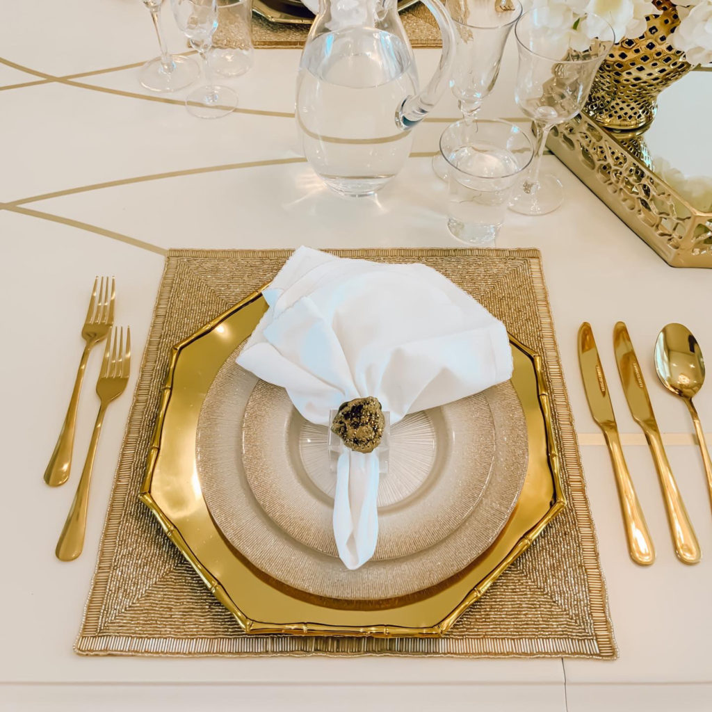A GOLD, RICH AND LUXURIOUS TABLESCAPE