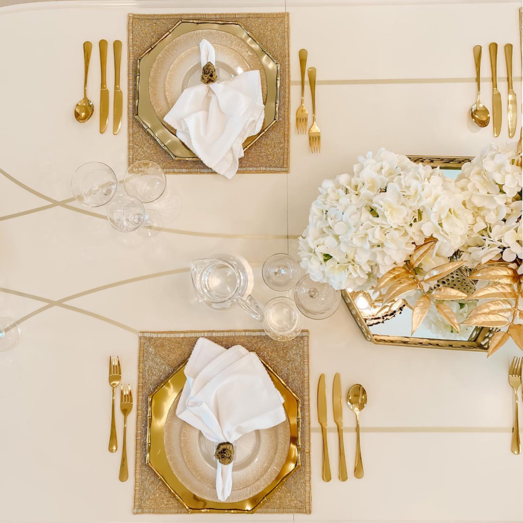 A GOLD, RICH AND LUXURIOUS TABLESCAPE