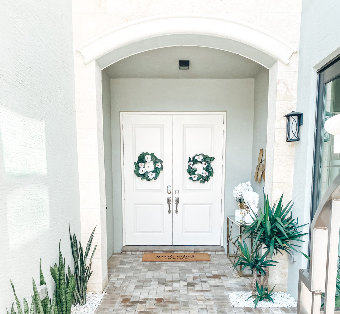 MODERN AND GLAMOROUS ENTRANCE DECOR