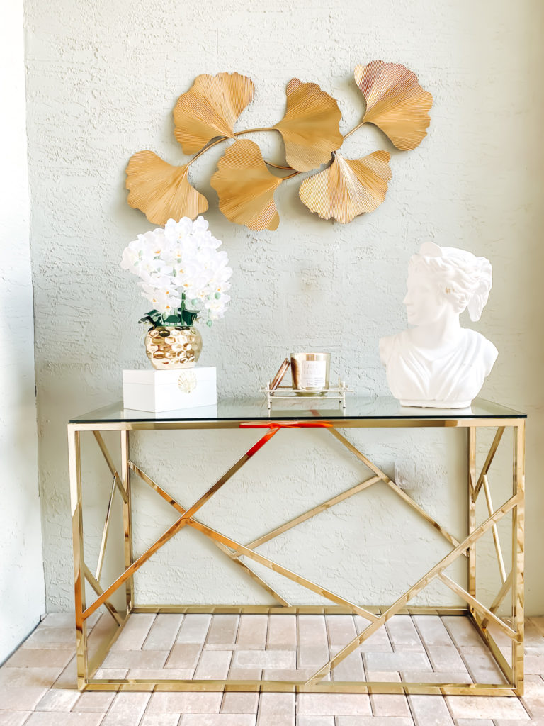MODERN AND GLAMOROUS ENTRANCE DECOR