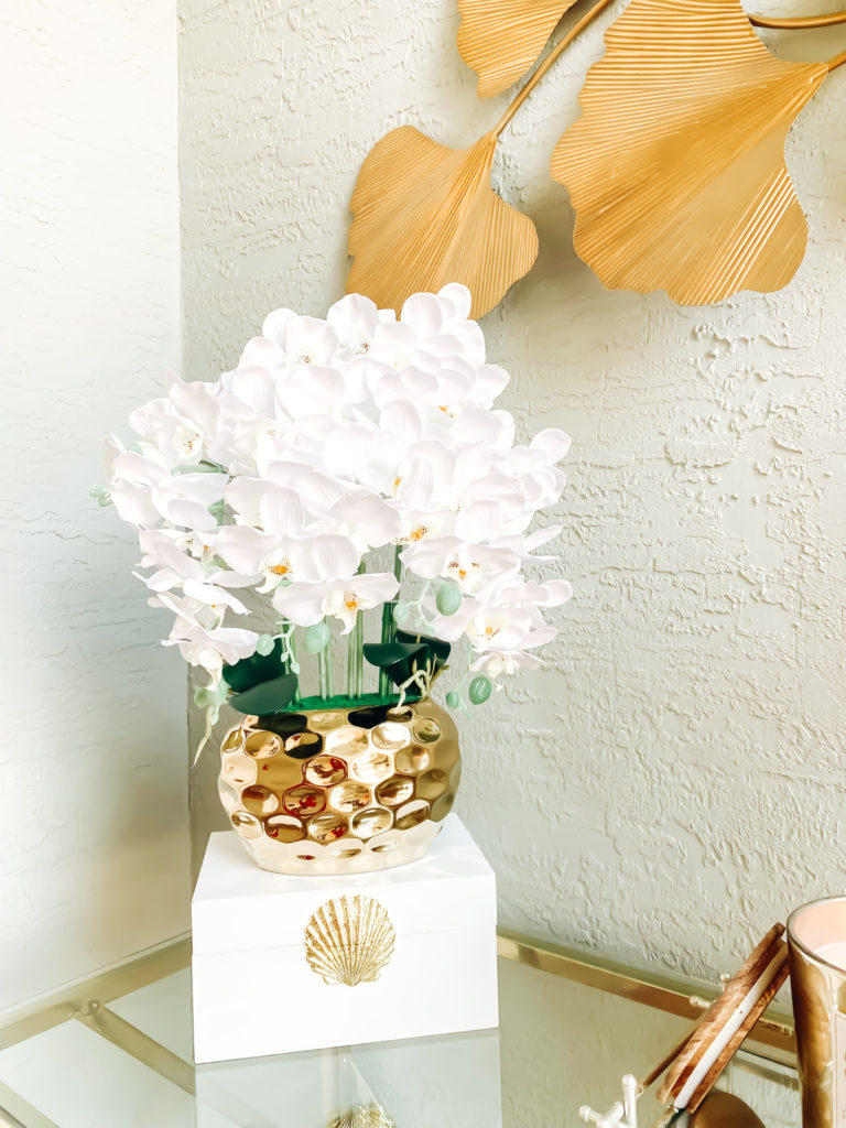 MODERN AND GLAMOROUS ENTRANCE DECOR