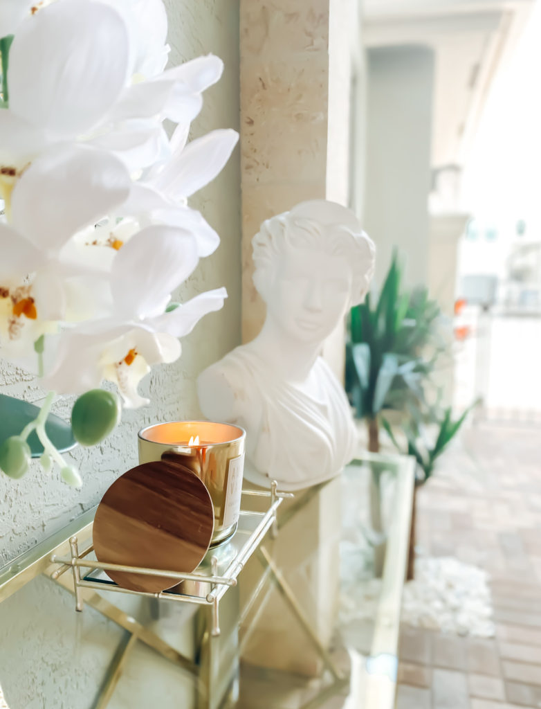 MODERN AND GLAMOROUS ENTRANCE DECOR
