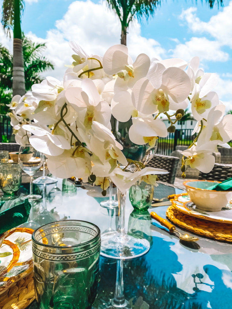 TROPICAL LUNCH BY THE POOL