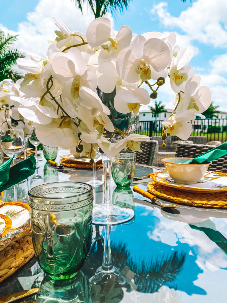 TROPICAL LUNCH BY THE POOL