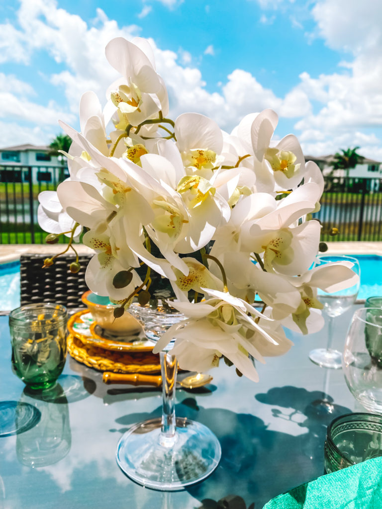 TROPICAL LUNCH BY THE POOL