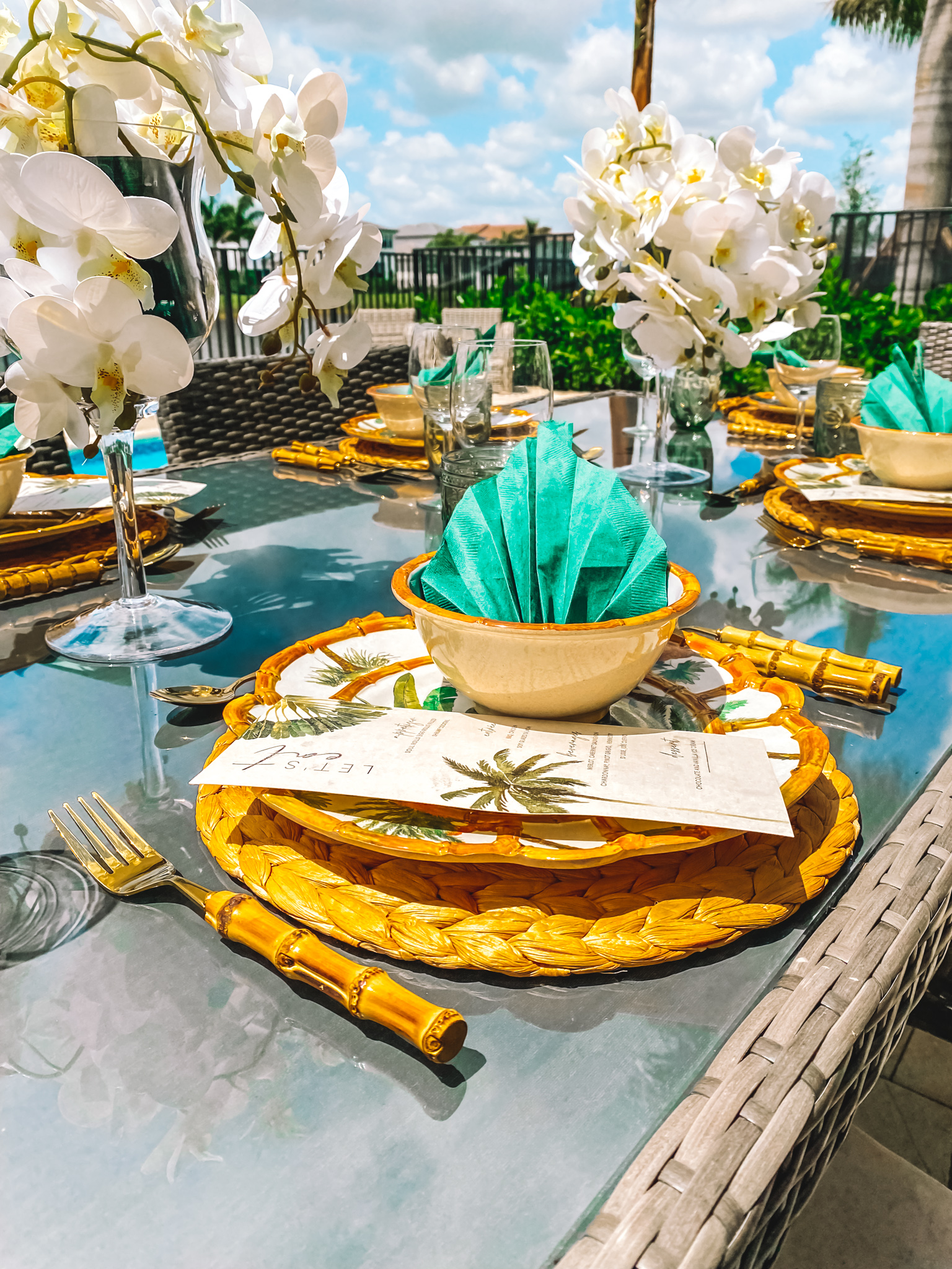 TROPICAL VIBES FOR A LUNCH BY THE POOL