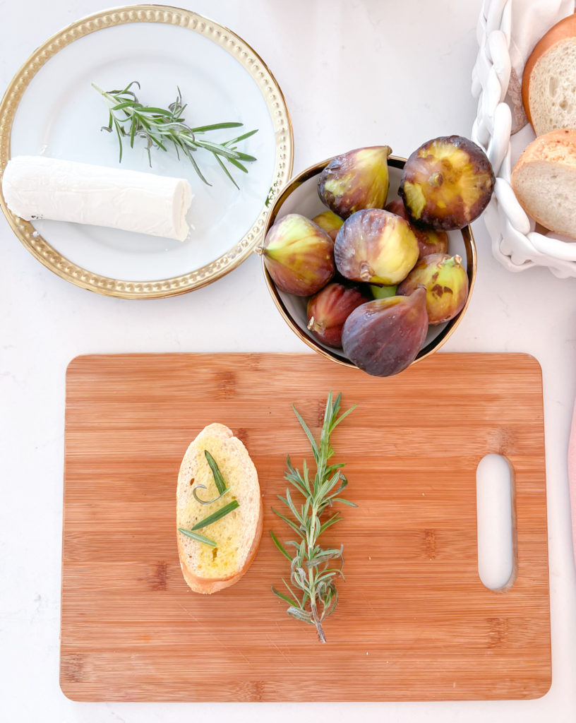 GOAT CHEESE, FIG, AND ROSEMARY CROSTINI 