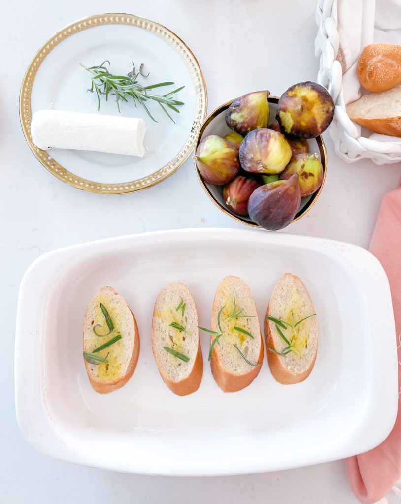 GOAT CHEESE, FIG, AND ROSEMARY CROSTINI 