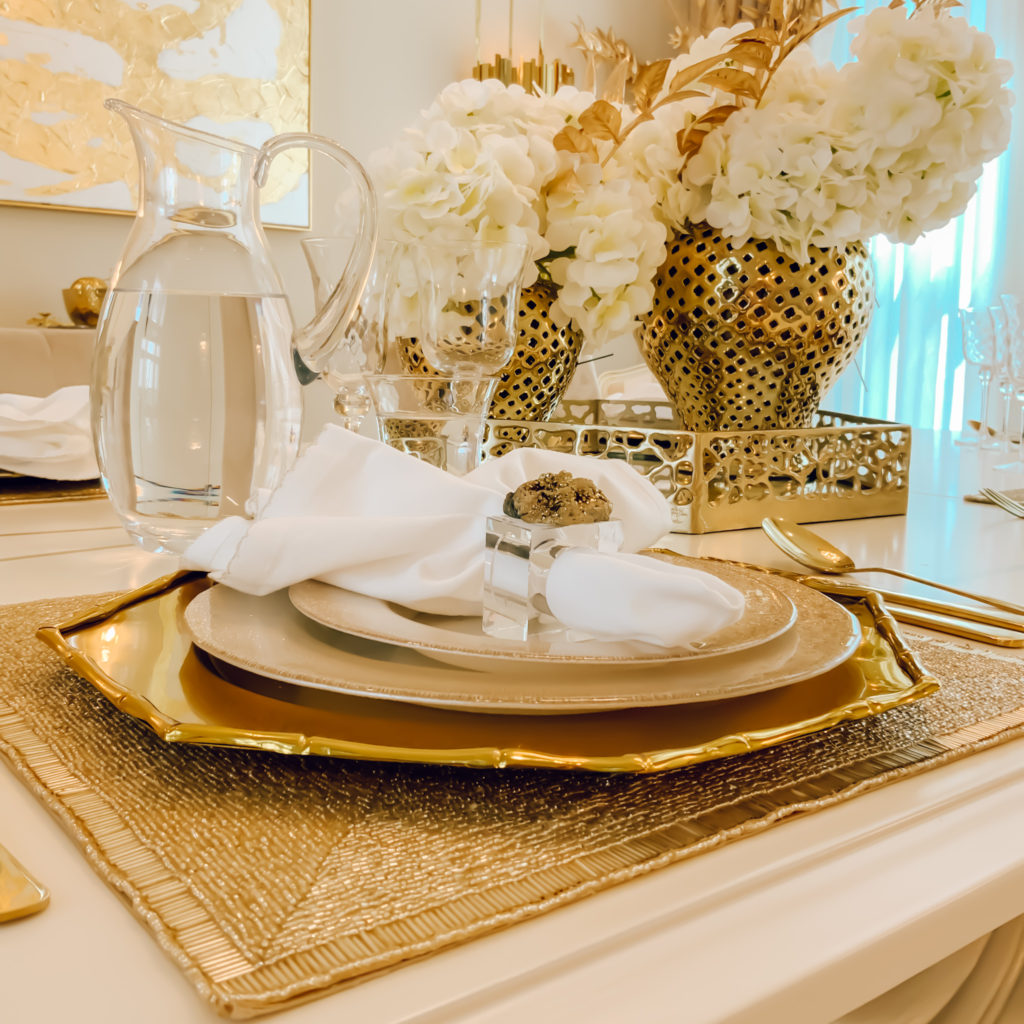 A GOLD, RICH AND LUXURIOUS TABLESCAPE