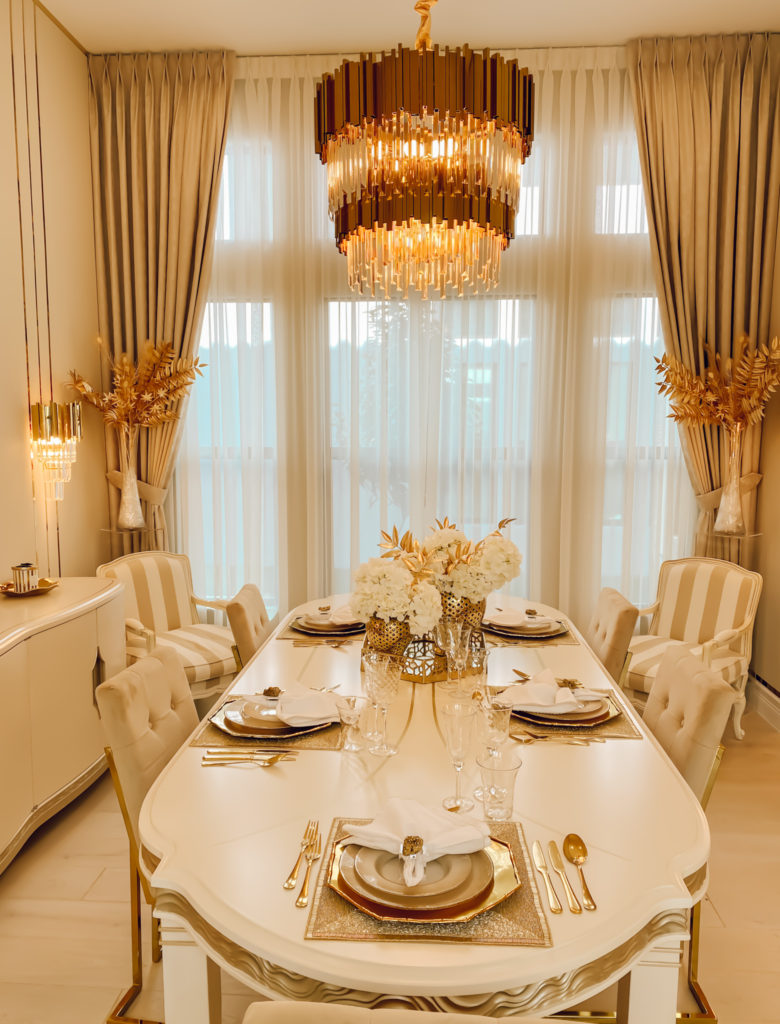 A GOLD, RICH AND LUXURIOUS TABLESCAPE