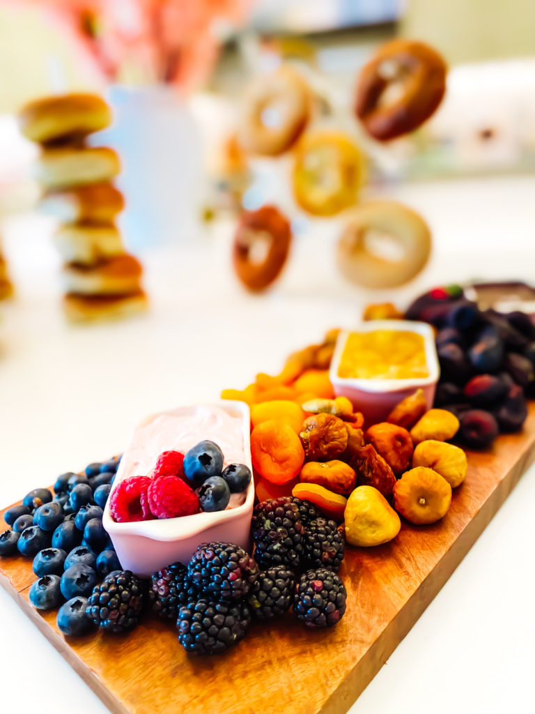 A LUSCIOUS BAGEL BOARD FOR A SUNDAY BRUNCH