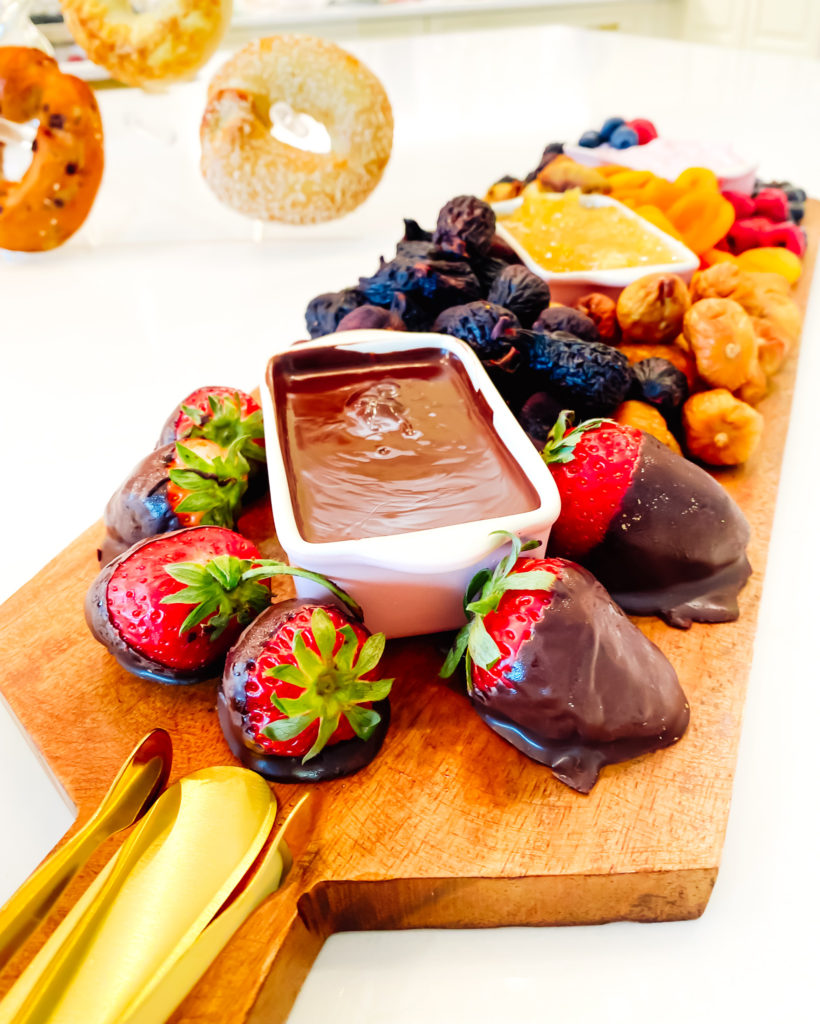 A LUSCIOUS BAGEL BOARD FOR A SUNDAY BRUNCH