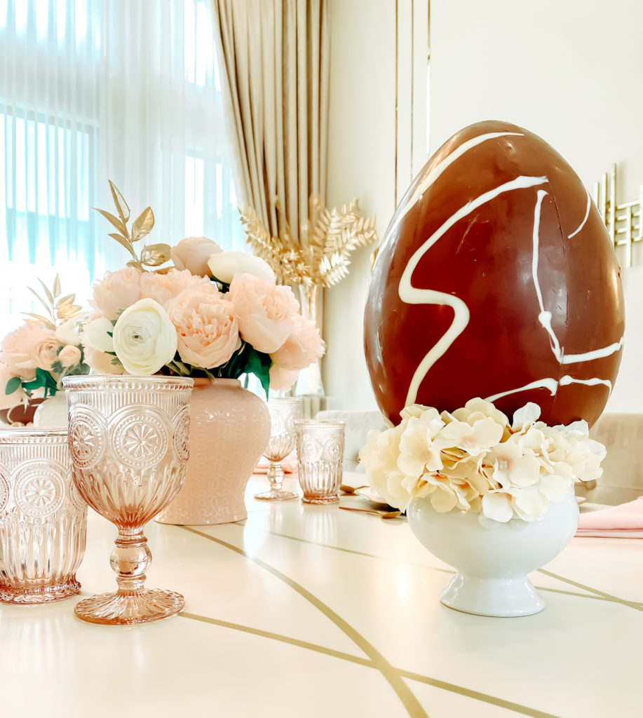 CREATE AN EASTER TABLESCAPE USING A PASTEL PALETTE AND ROMANTIC ACCENTS