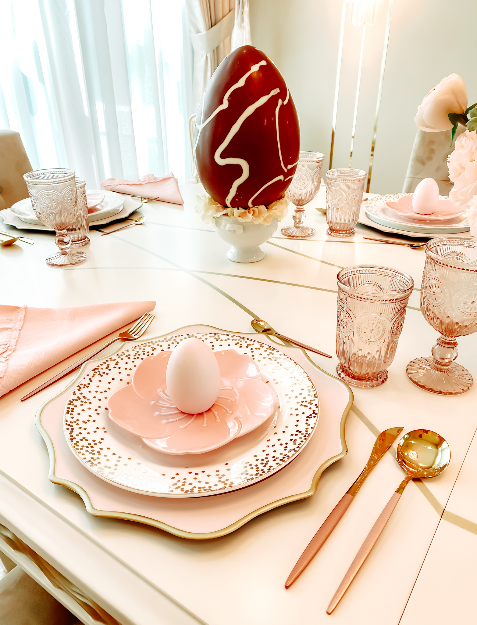 CREATE AN EASTER TABLESCAPE USING A PASTEL PALETTE AND ROMANTIC ACCENTS