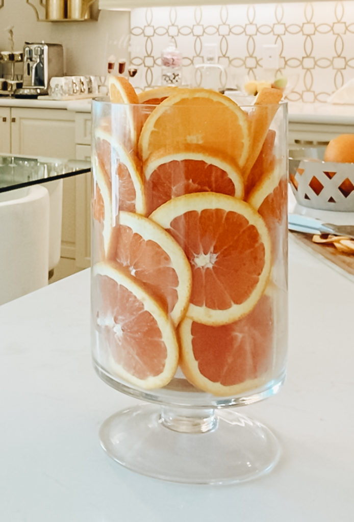 CREATE AN ORIGINAL FLORAL CENTERPIECE WITH ORANGES