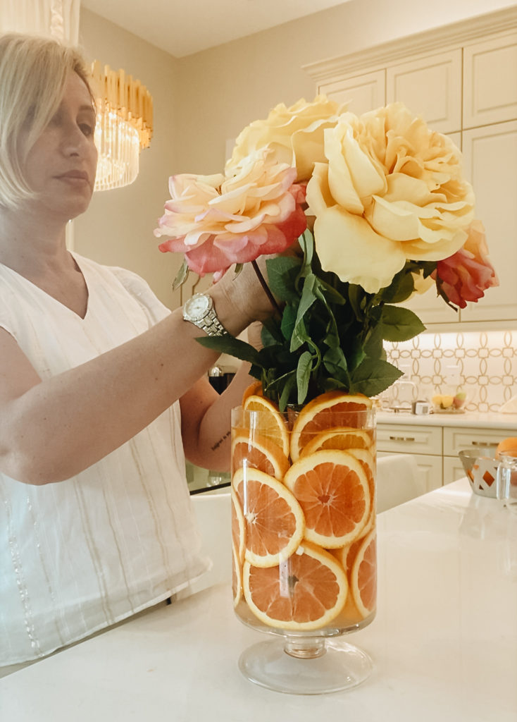 CREATE AN ORIGINAL FLORAL CENTERPIECE WITH ORANGES