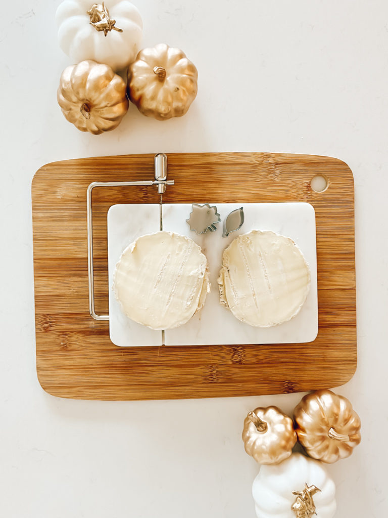 CUTTING BRIE

