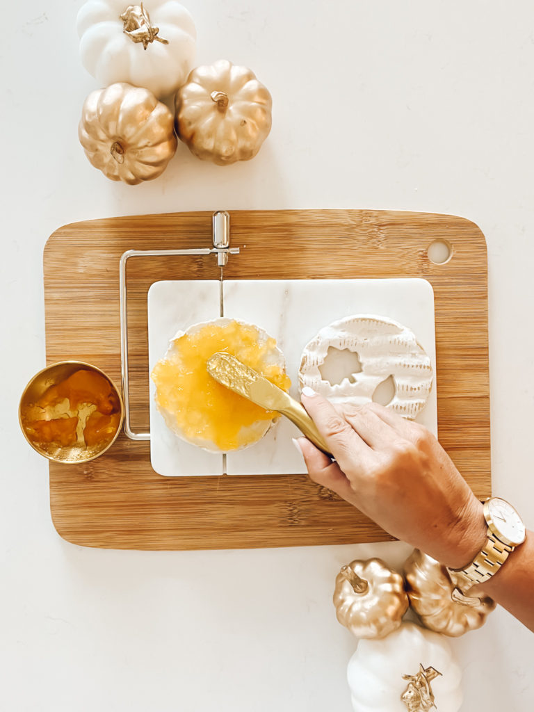 CUTTING BRIE
