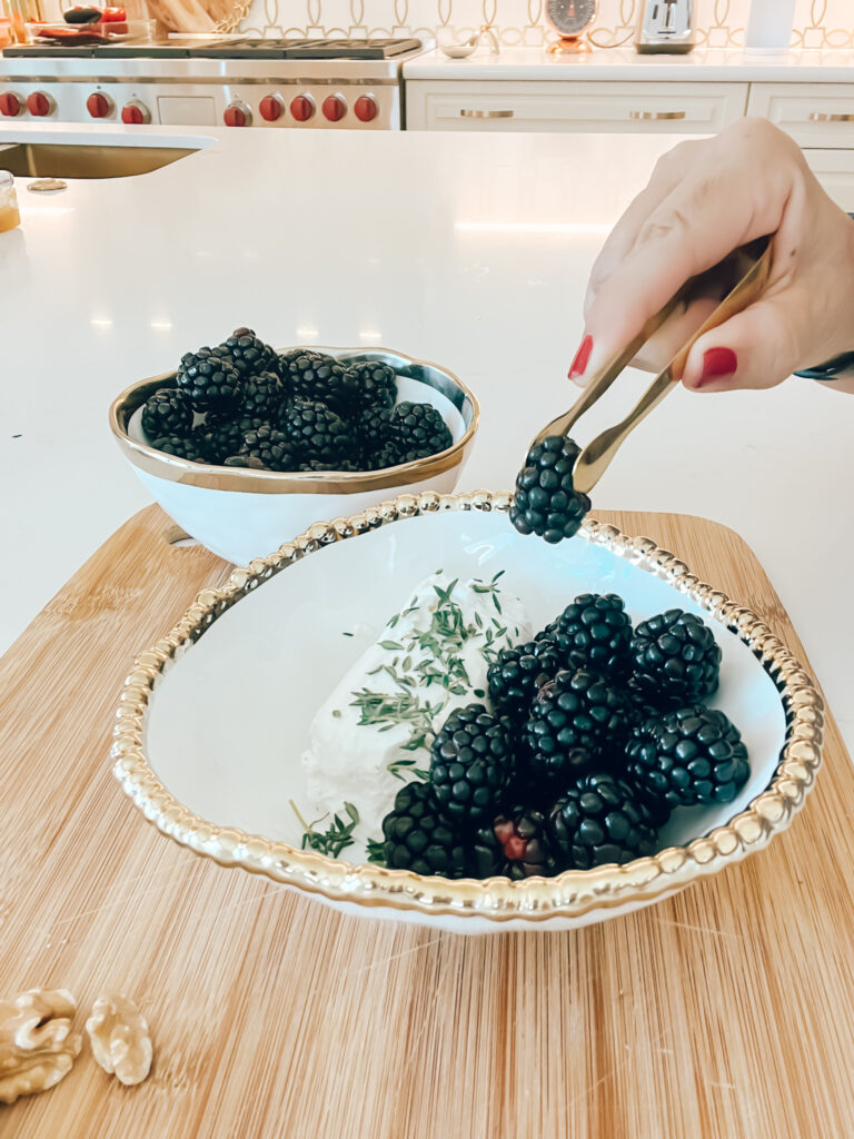 BLACKBERRY, THYME AND GOAT CHEESE CROSTINI