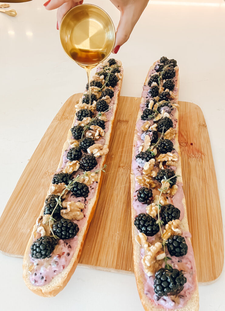 BLACKBERRY, THYME AND GOAT CHEESE CROSTINI