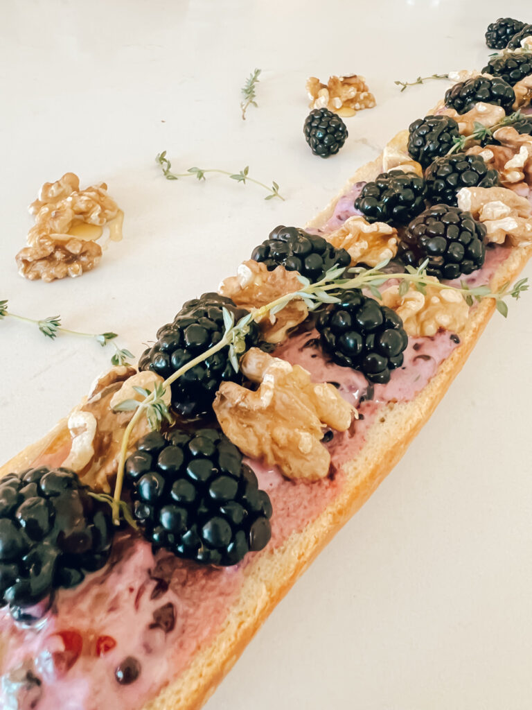 BLACKBERRY, THYME AND GOAT CHEESE CROSTINI