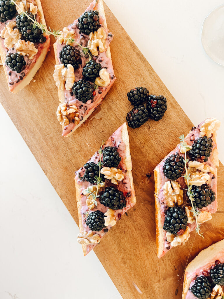 BLACKBERRY, THYME AND GOAT CHEESE CROSTINI