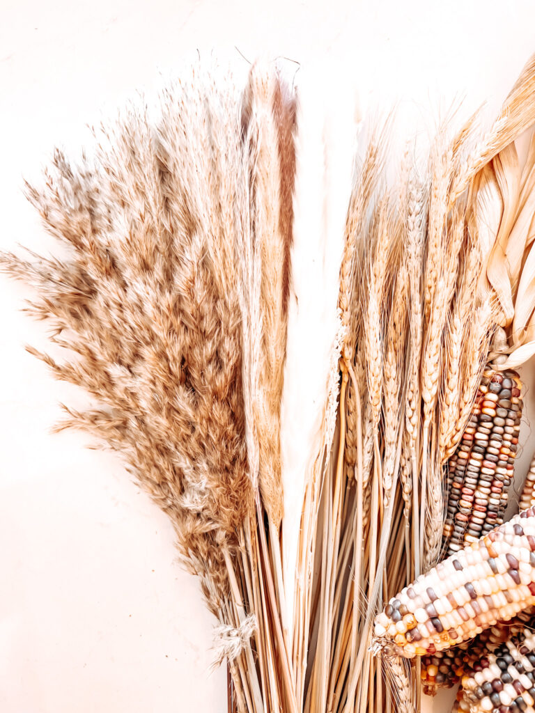 AN ORGANIC CENTERPIECE WITH WHEAT AND PAMPAS GRASS