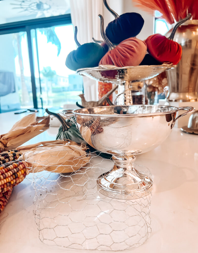 AN ORGANIC CENTERPIECE WITH WHEAT AND PAMPAS GRASS