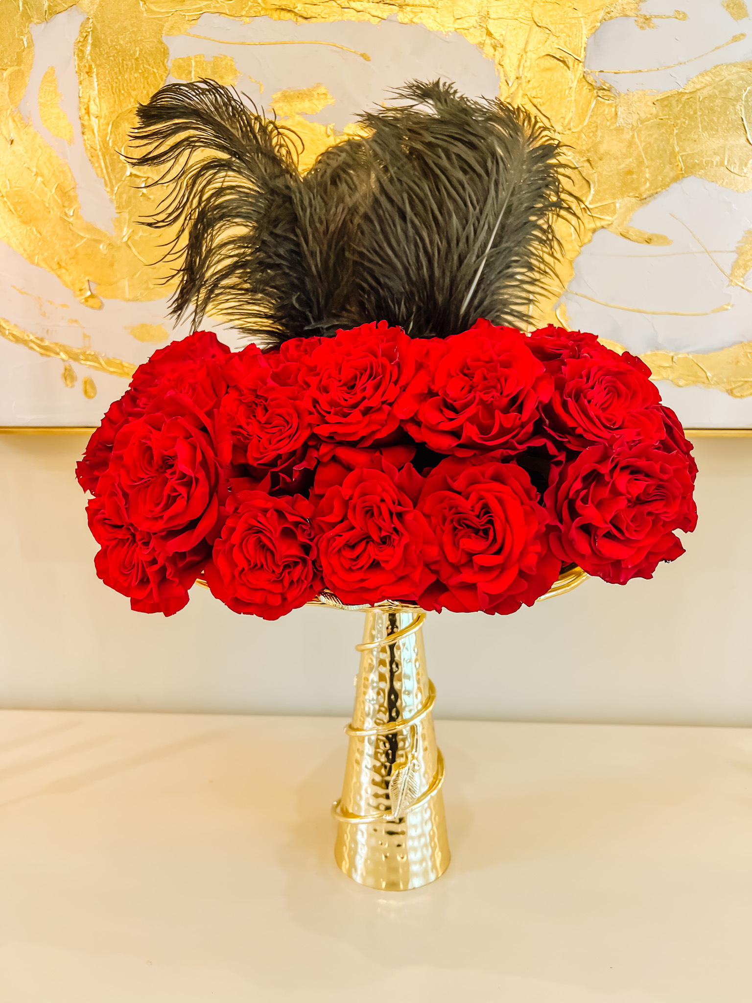 A SPLENDID ROSE BOUQUET BECOMES A FANTASTIC CENTERPIECE 