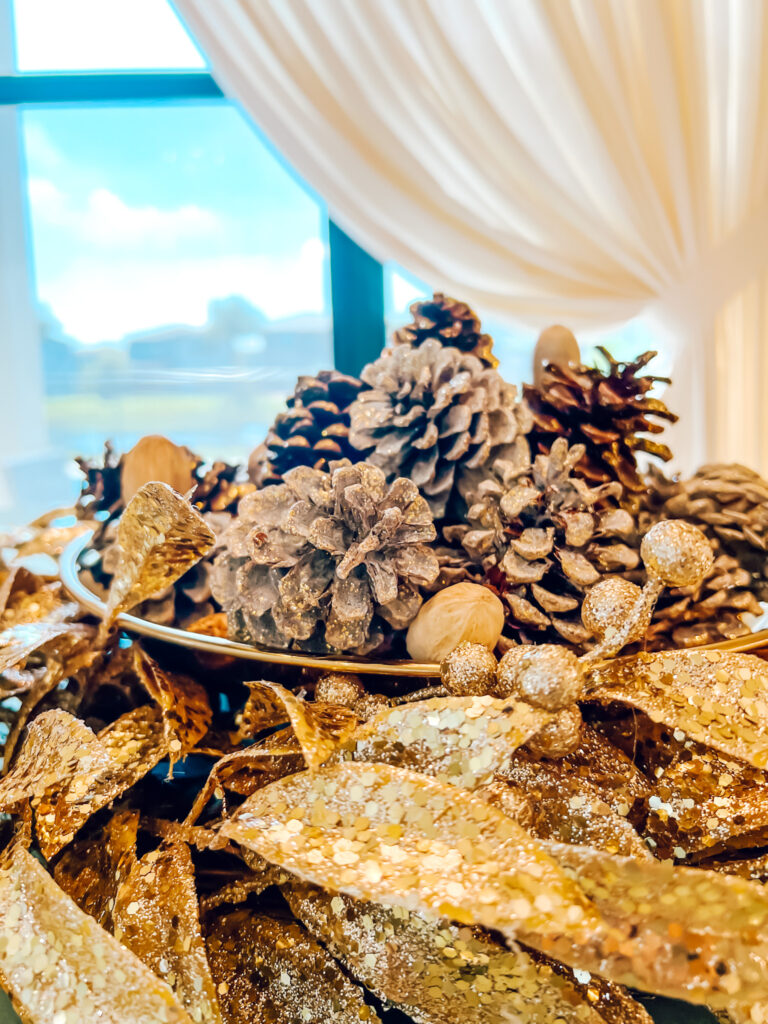 MAKE A GLAMOROUS FESTIVE CENTERPIECE IN 5 MINUTES