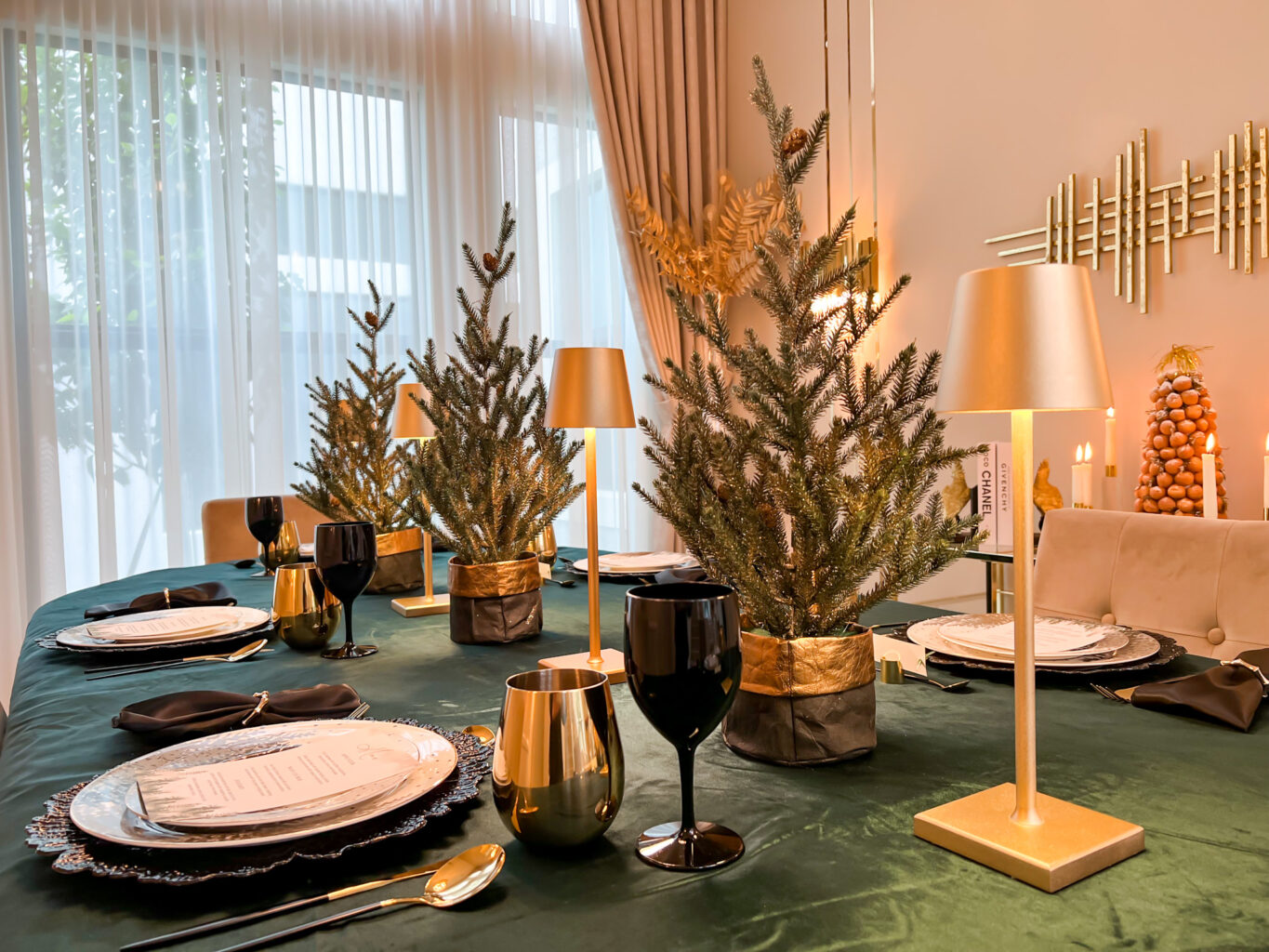 CONTEMPORARY FOREST CHRISTMAS TABLESCAPE 