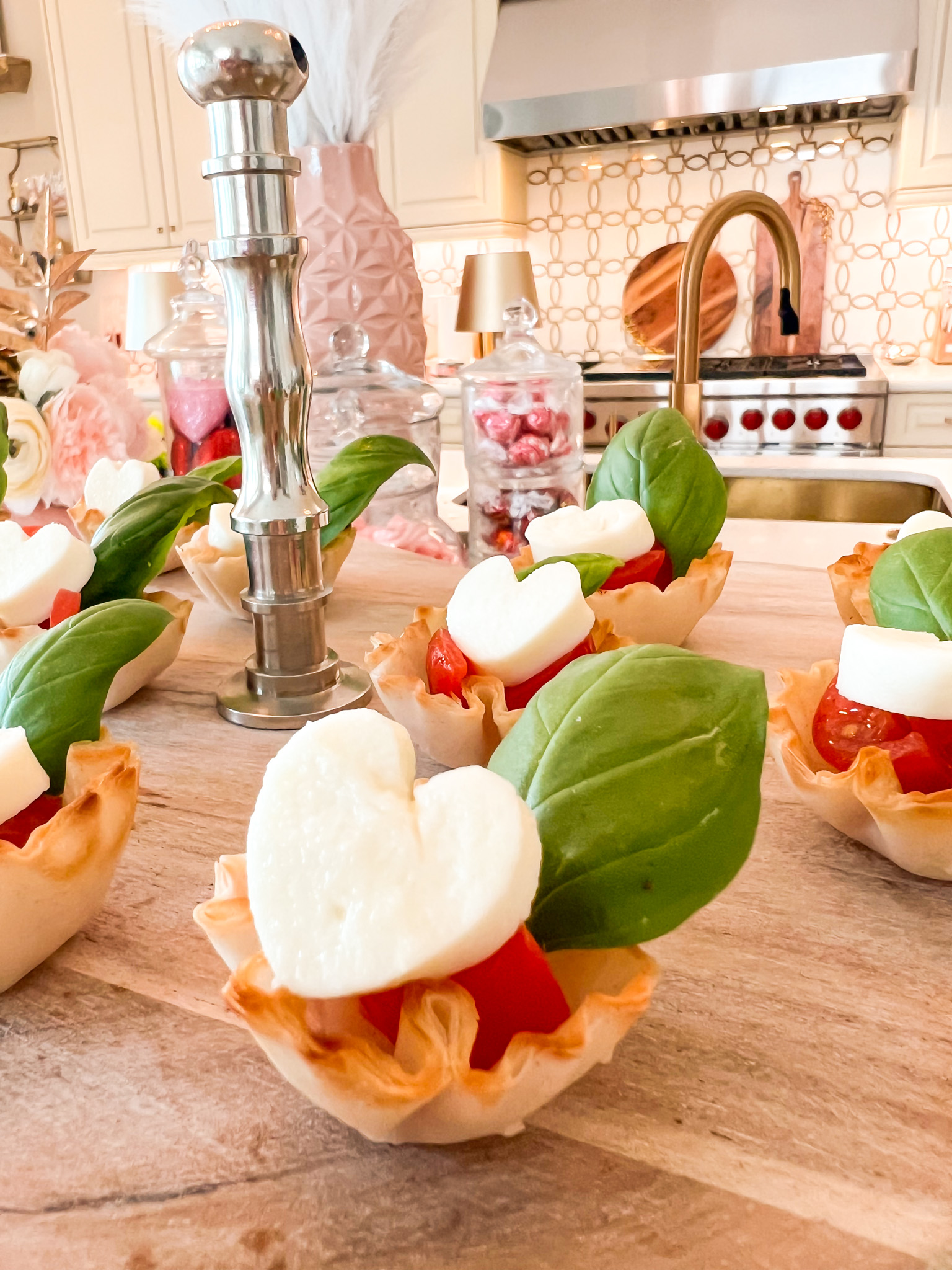 THE CUTEST CAPRESE TARTLETS EVER