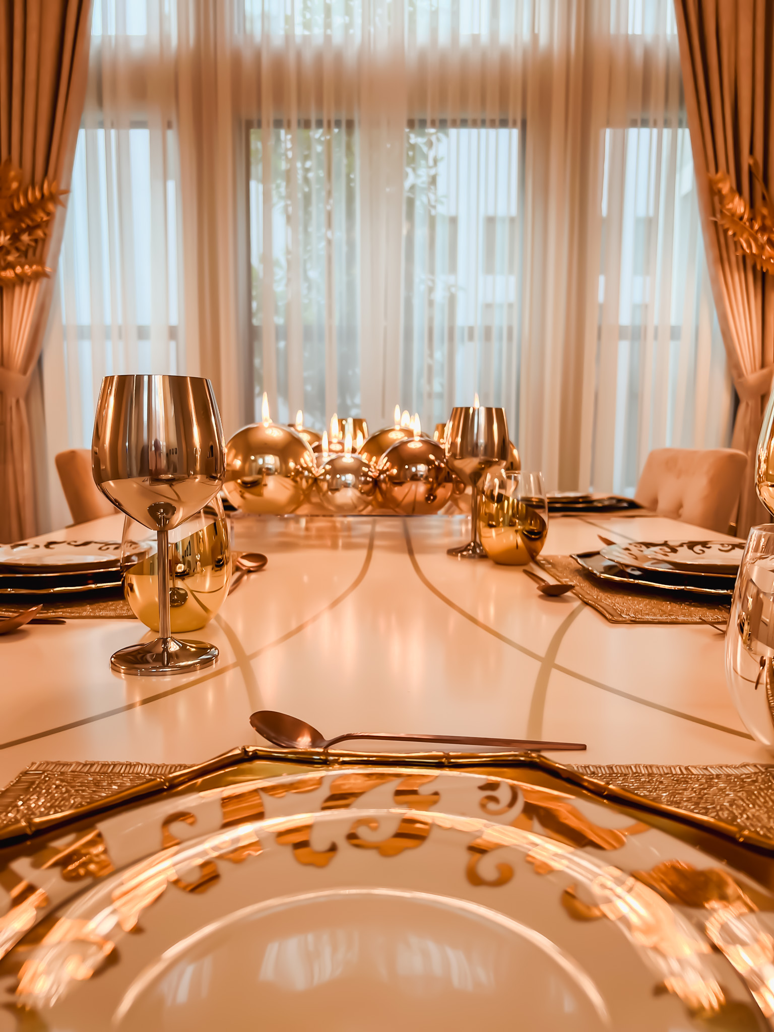 METAL CHIC: A TABLESCAPE THAT BLENDS SILVER, ROSE & ROSE GOLD