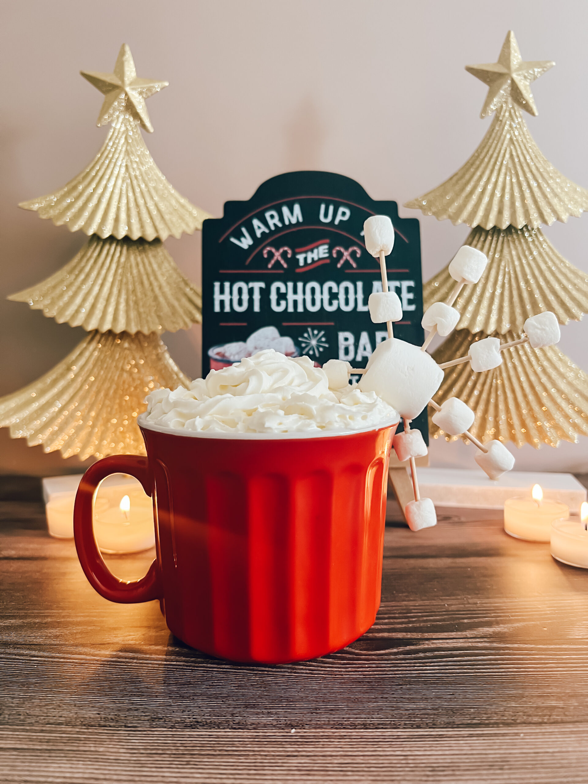 HOW TO CREATE A CHIC MARSHMALLOW SNOWFLAKE FOR YOUR WINTER CHOCOLATE