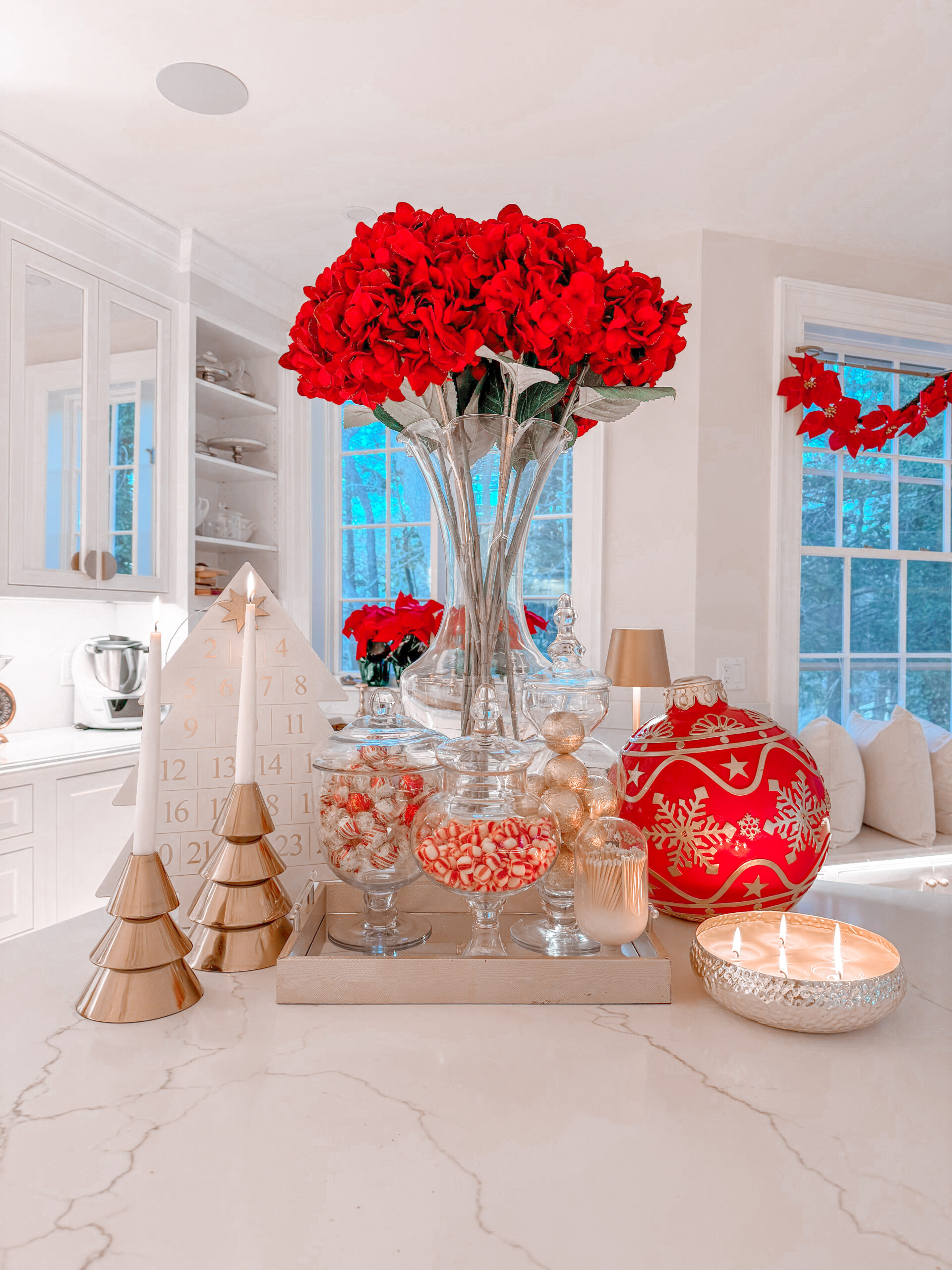 HOW TO STYLE YOUR KITCHEN FOR CHRISTMAS:A RED,WHITE AND GOLD FESTIVE DREAM