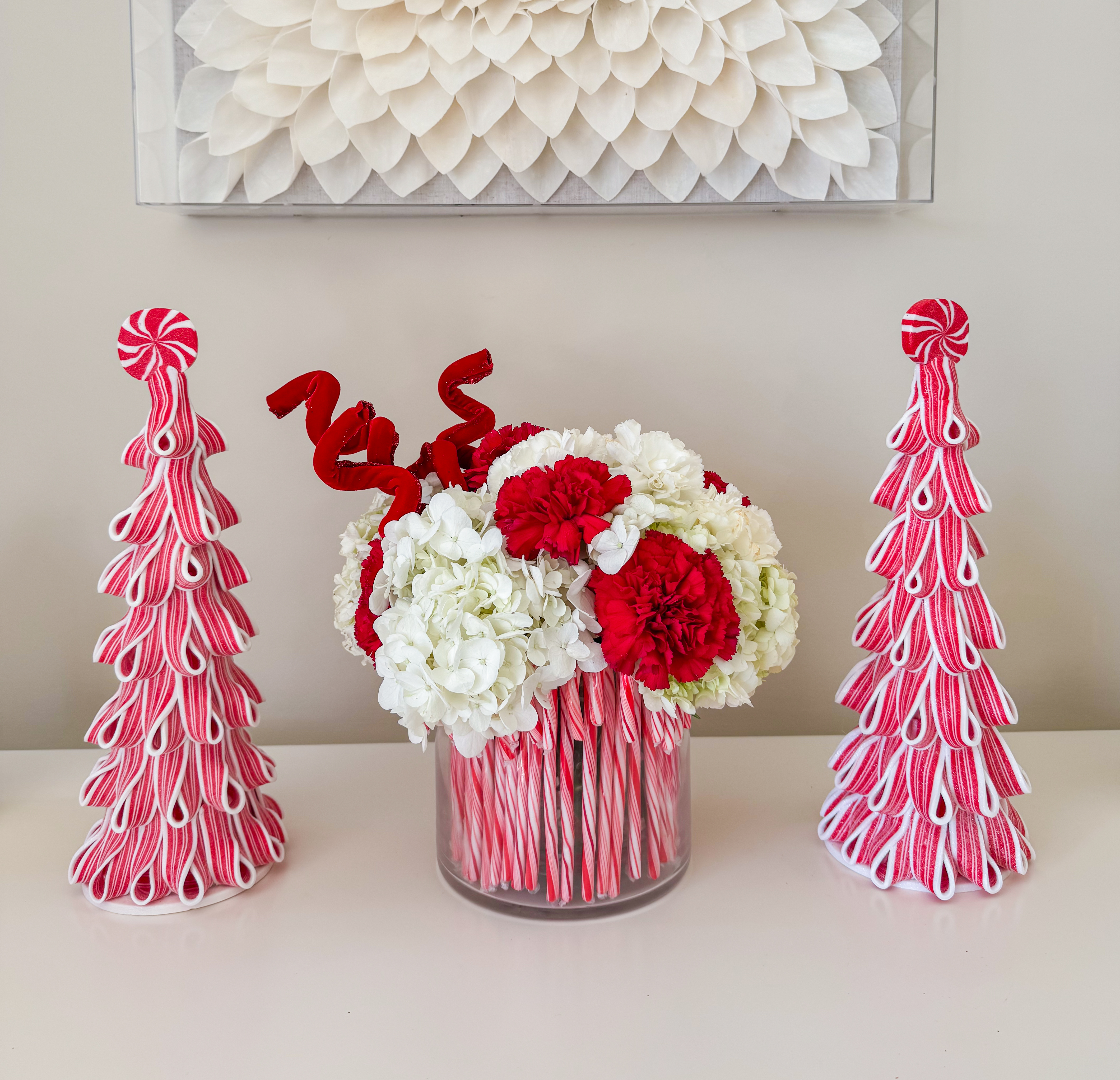 CANDY CANE ELEGANCE:A FESTIVE FLORAL COMPOSITION