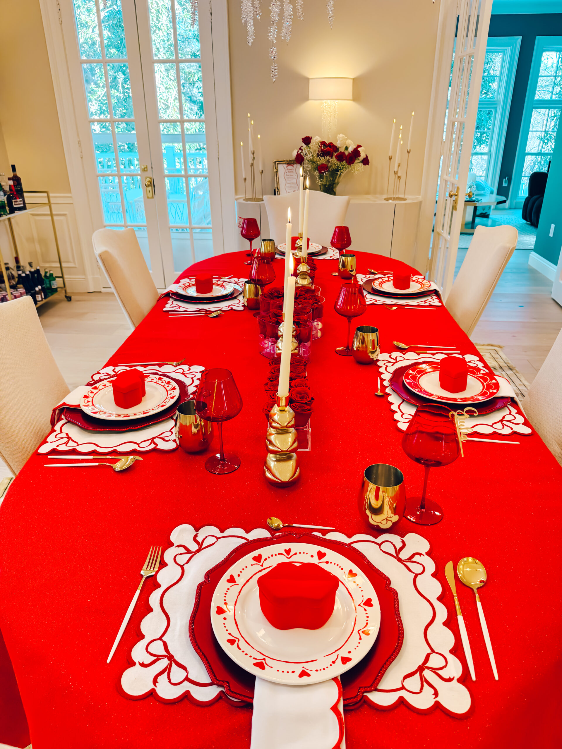 XOXO: A PLAYFUL & CHIC GALENTINE’S DAY TABLESCAPE